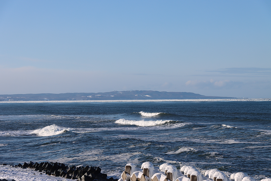 北海道・オホーツク・小清水町浜小清水に接岸しつつあるの流氷（撮影日時： 2024 0124）