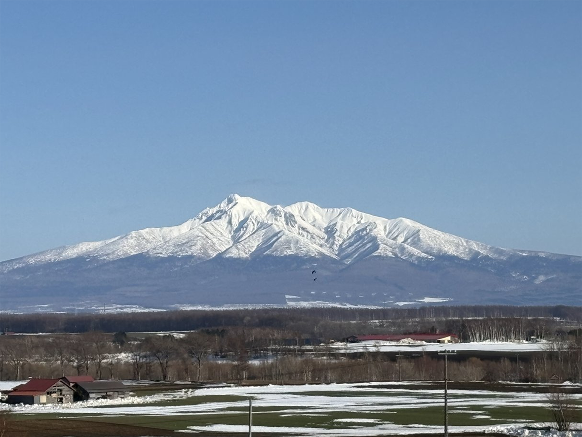 北海道・小清水町から見える斜里岳 2024年3月27日