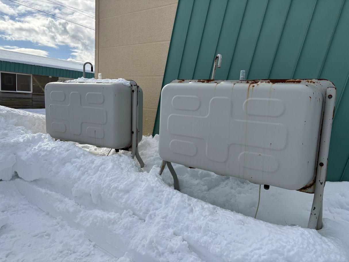 石油タンクにもいいぱい雪が！2025年2月4日の雪