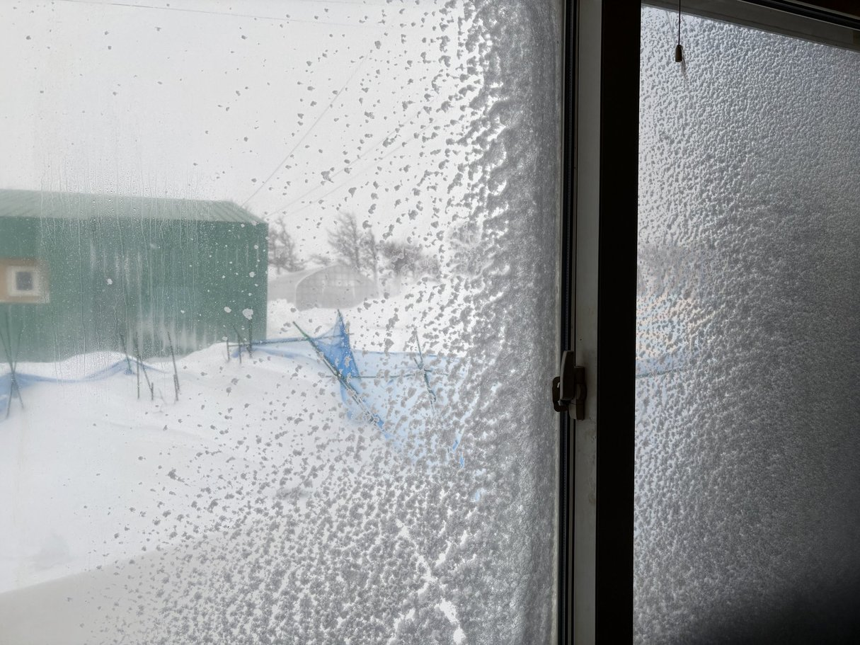 ■昨晩からずっと雪が降り続いています！家のベランダの除雪は3回かな！（北海道・小清水町・2月20日）