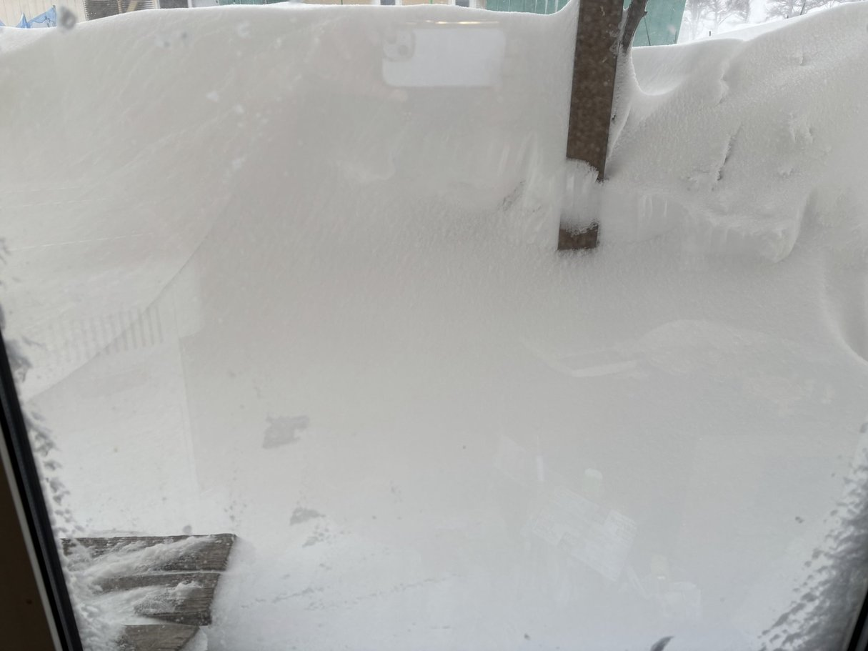 ■昨晩からずっと雪が降り続いています！家のベランダの除雪は3回かな！（北海道・小清水町・2月20日）