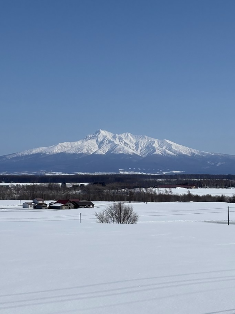 自宅のある浜小清水から町中へ向かう途中のじゃがいも街道でみた斜里岳